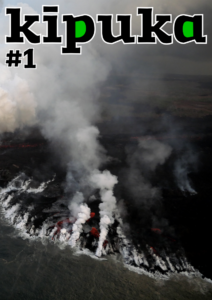 Couverture du numéro 1 de kīpuka, revue de vulgarisation scientifique consacrée aux volcans, montrant des panaches vapeur d'eau alors que la lave entre dans l'océan.
