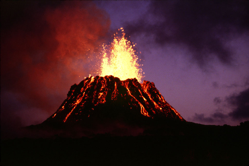 Le cône volcanique Pu'u 'O'o (Hawaï) en éruption en 1983.