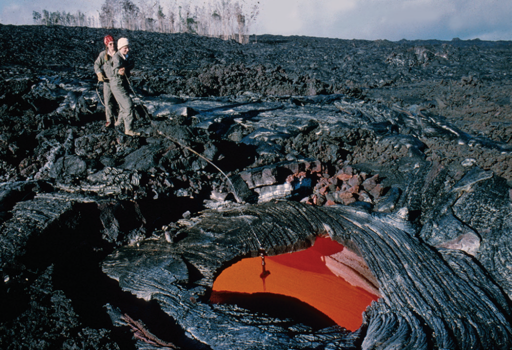Échantillonnage de la lave à travers une lucarne dans le toit d'un tunnel de lave du Kīlauea (Hawaï) en 1990. J.D. Griggs, USGS, domaine public.