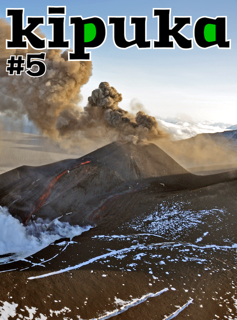 Couverture du numéro 5 de kīpuka montrant l'éruption du volcan Veniaminof (Alaska) en août 2013.