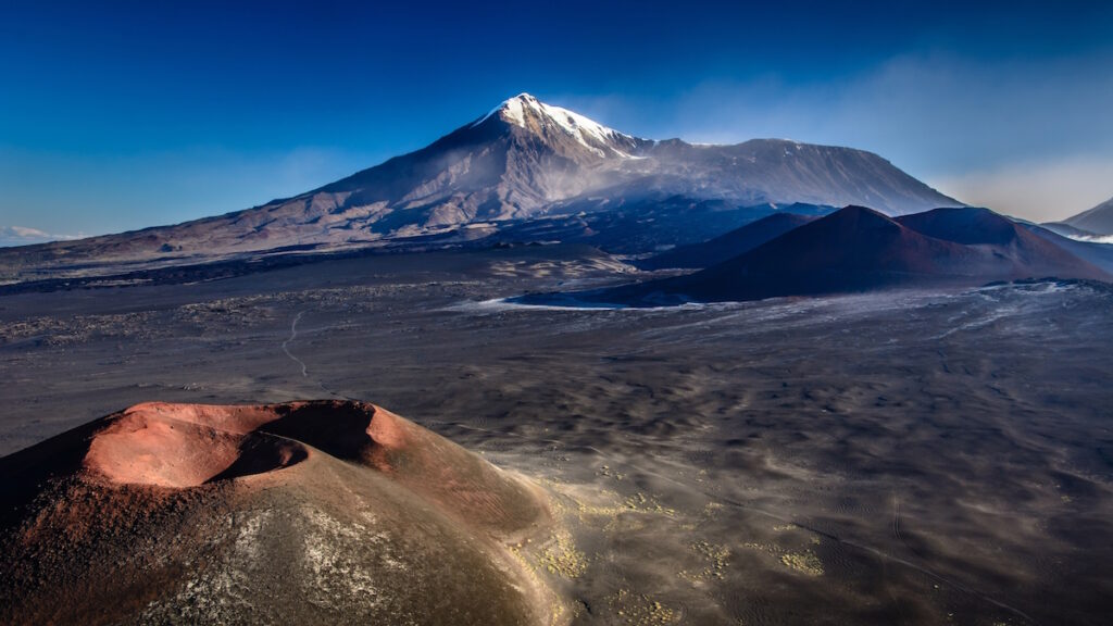 Les volcans Ostry Tolbatchik (pointu, à gauche) et Plosky Tolbatchik (plat, à droite) avec quelques cônes de scories au premier plan.