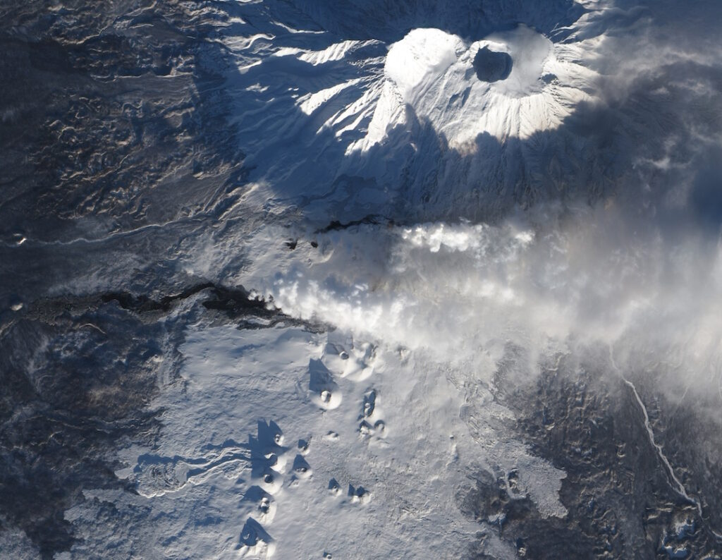 Image satellite montrant l'éruption du volcan Tolbatchik en 2012.