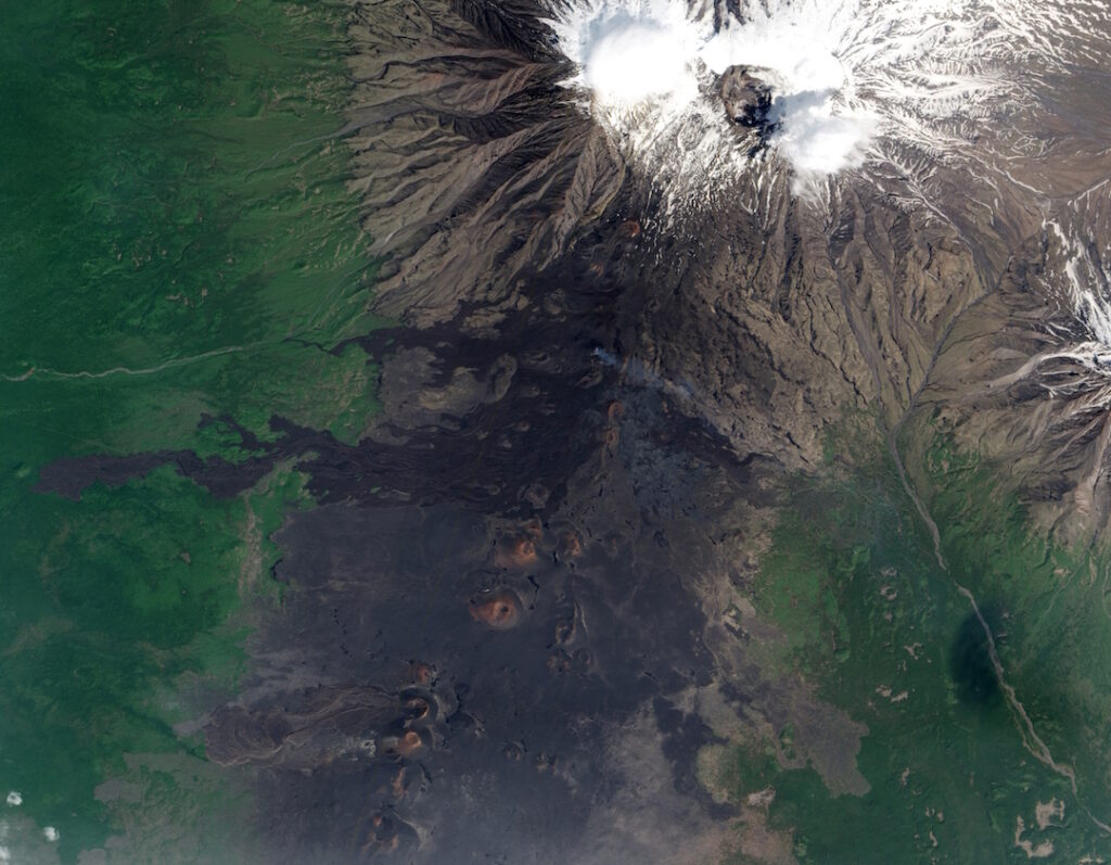 Image satellite montrant l'éruption du volcan Tolbatchik en 2013.