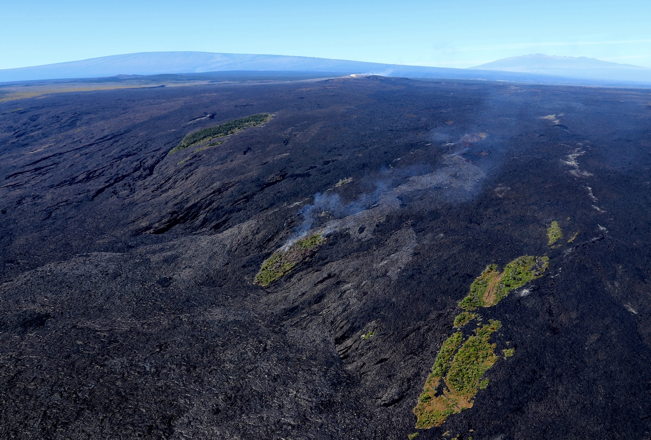 Des coulées de lave recouvrent les flancs du Kīlauea (Hawaï) en décembre 2017.