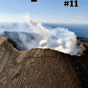 Couverture du numéro 11 de kīpuka montrant le dégazage du volcan Cerberus, en Alaska.
