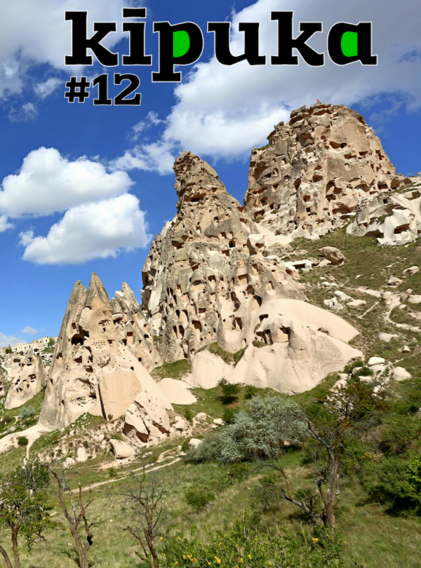 Couverture du numéro 12 de kīpuka : Uçhisar, un village troglodytique dans les dépôts volcaniques de Cappadoce.