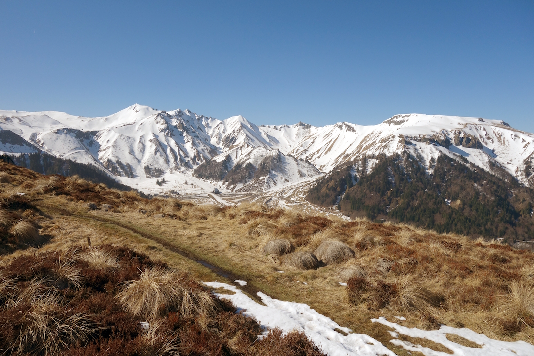 Le massif du Sancy sous la neige.