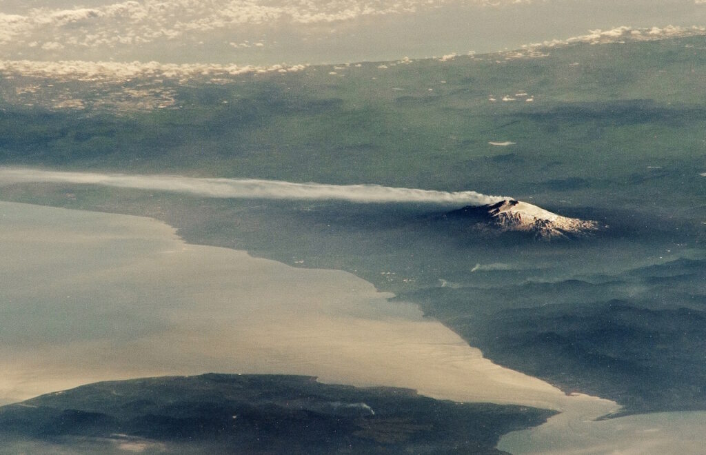 L'Etna fumant vu depuis la station spatiale internationale.