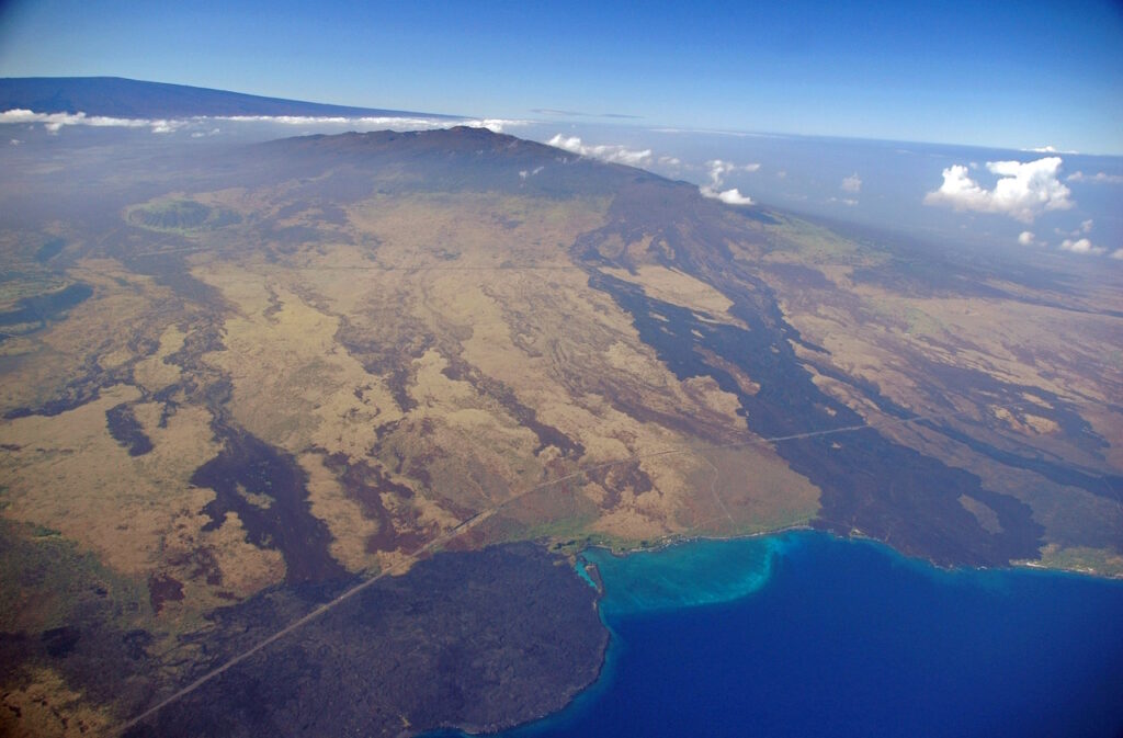 Vue du volcan Hualalai et de ses anciennes coulées de lave qui descendent jusqu'à l'océan.