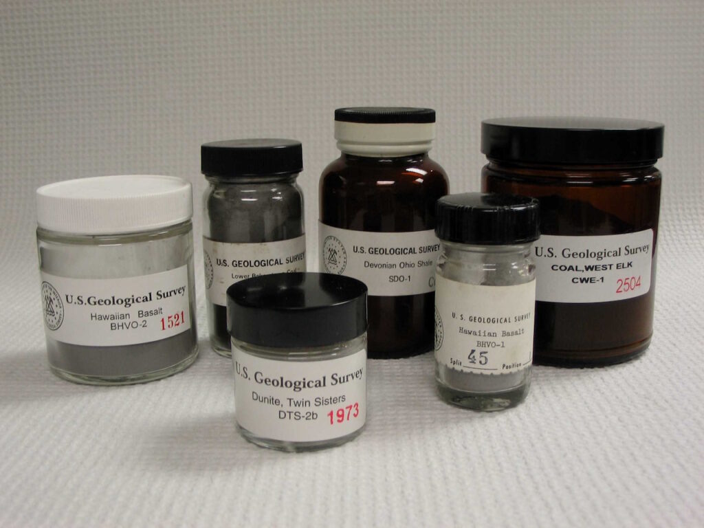 Des pots contenant de la poudre de roche.